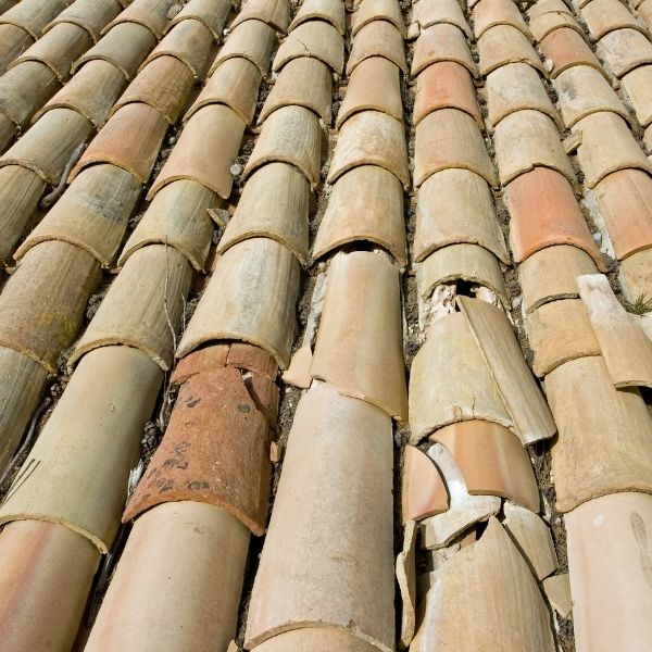 Cracked and broken roof tile on a Pretoria house roof.